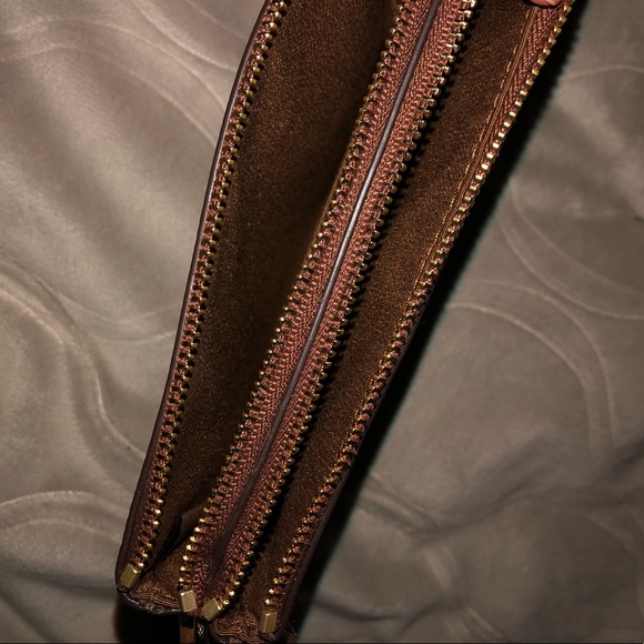 Coach small wristlet, never worn. Tags on it - Picture 4 of 6